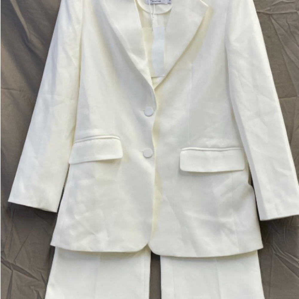 Modern White Tailored Suit for Formal Occasions